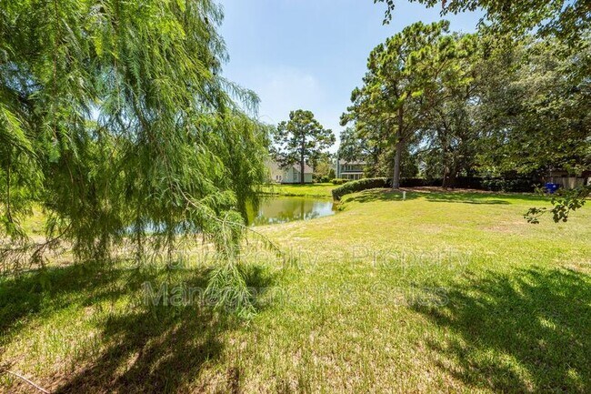 Building Photo - 11 Poets Corner