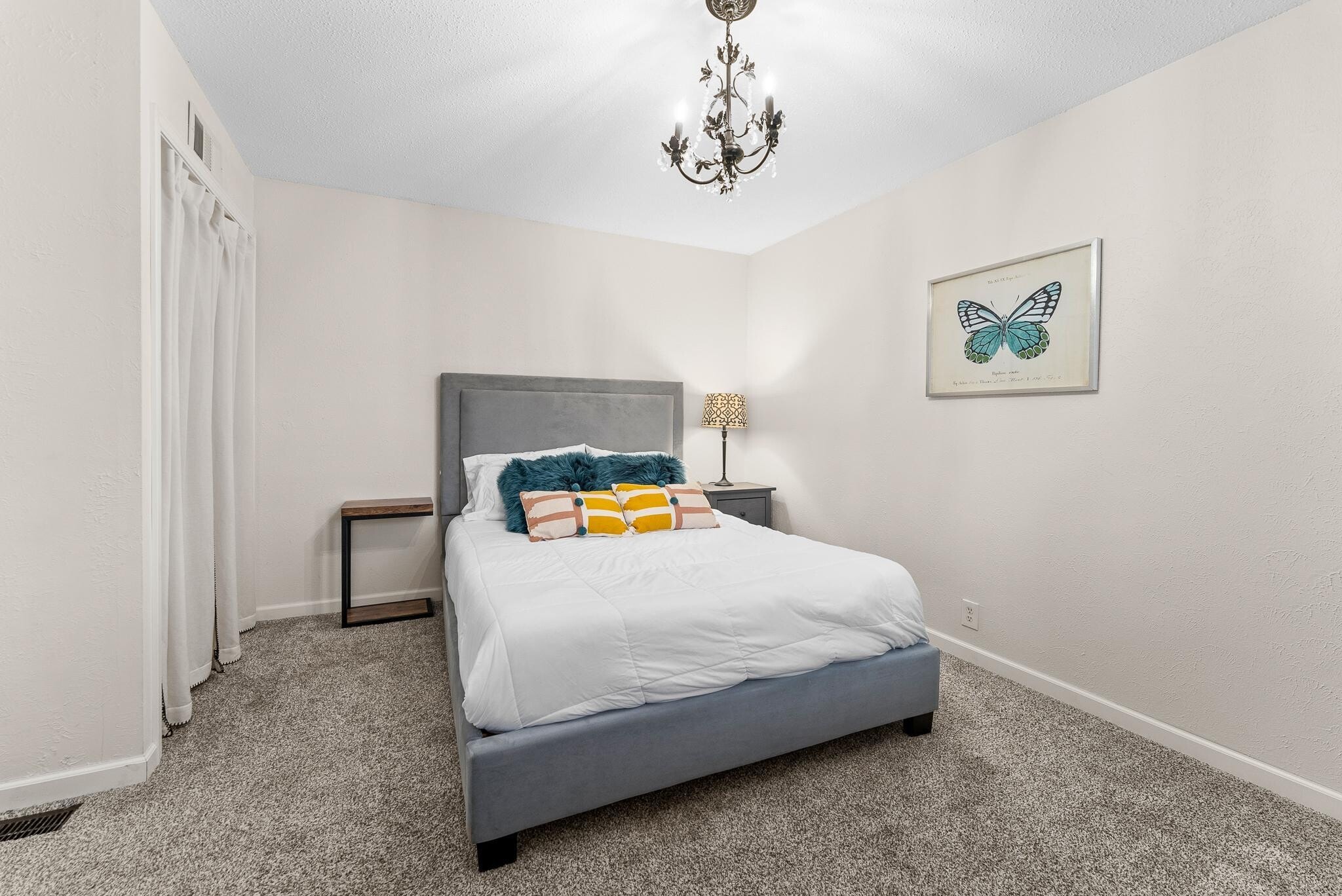 Building Photo - 1304 E Sylvan Cir