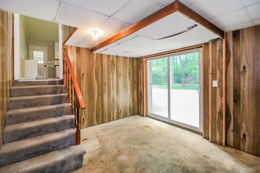 Building Photo - 233 Lucan Way