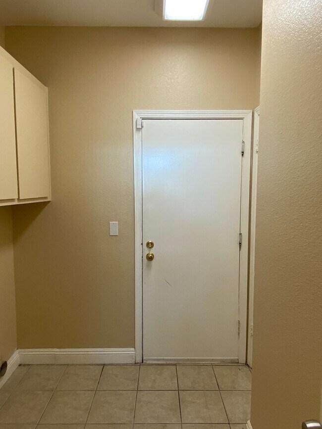 Building Photo - Lots of Natural Sunlight - Close to Travis Air Base - with No Rear Neighbors!