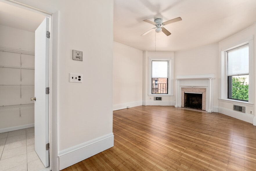 Building Photo - 9 Buswell St