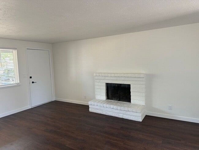 Building Photo - Beautifully updated 2 bedroom 1 bathroom d...