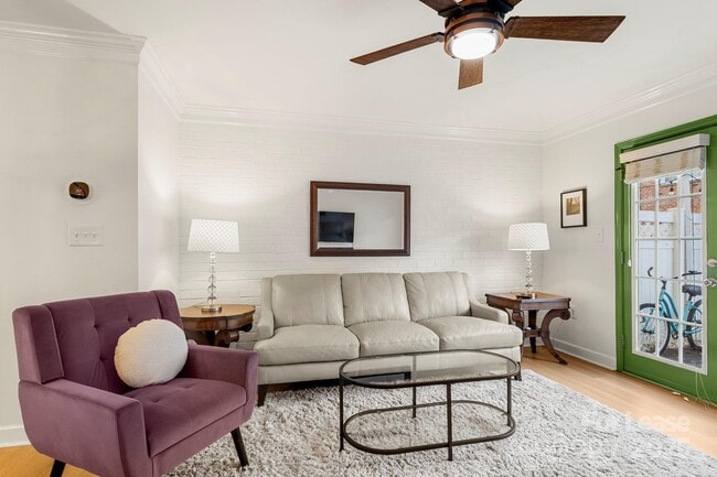 Building Photo - 1318 Green Oaks Ln