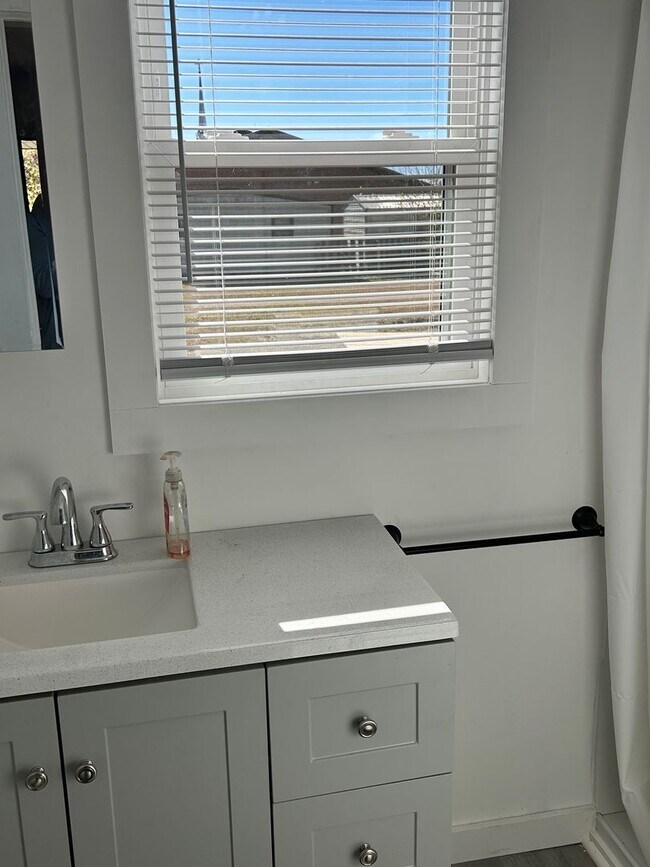 Building Photo - 422 Adam St