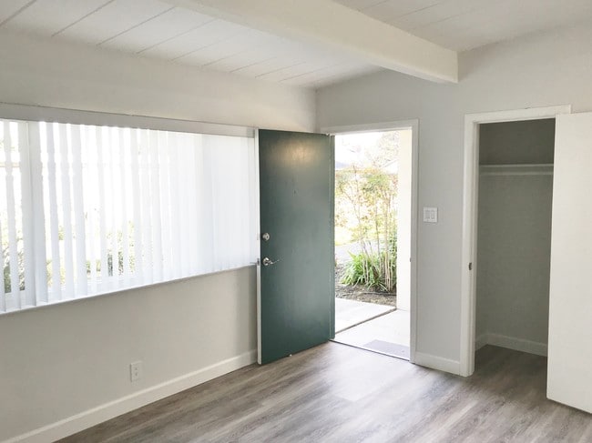 Building Photo - Chestnut Avenue Apartments