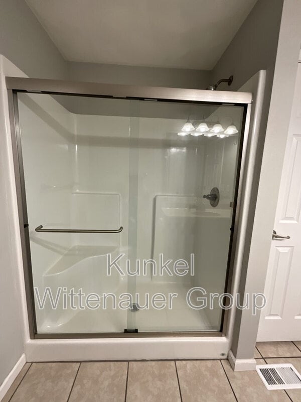 Building Photo - 47 Oak Pointe Cir