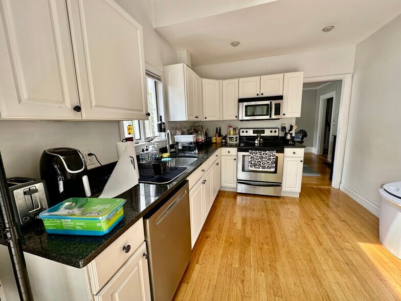 Building Photo - 33 Park St