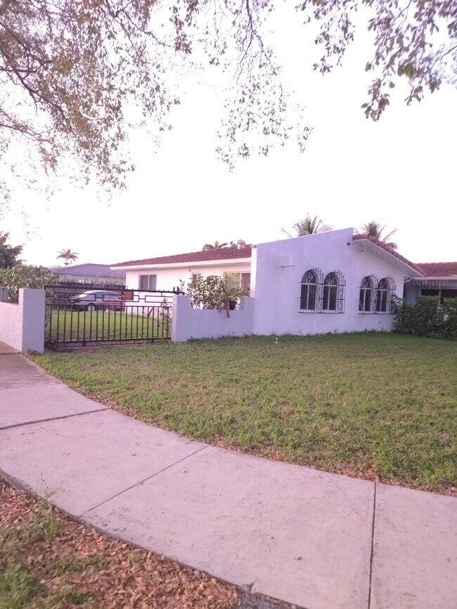 Building Photo - 1822 SW 102nd Pl