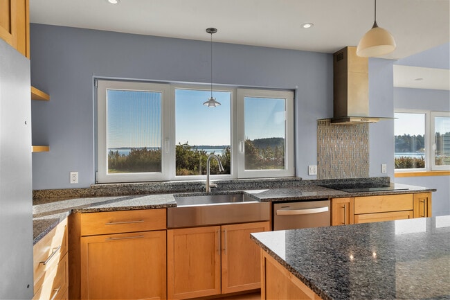 Building Photo - 1 Shoreline Dr