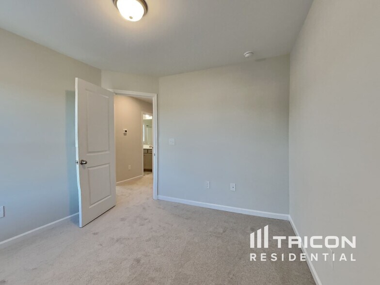 Building Photo - 137 Sawyer Ml Dr