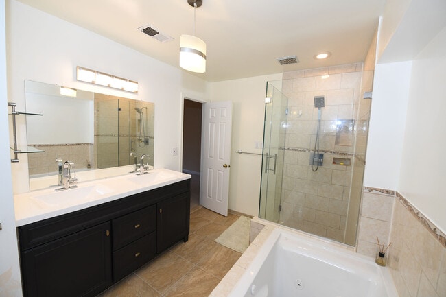 Building Photo - Gorgeous 4 BR 2+2 Baths Colonial - Finishe...