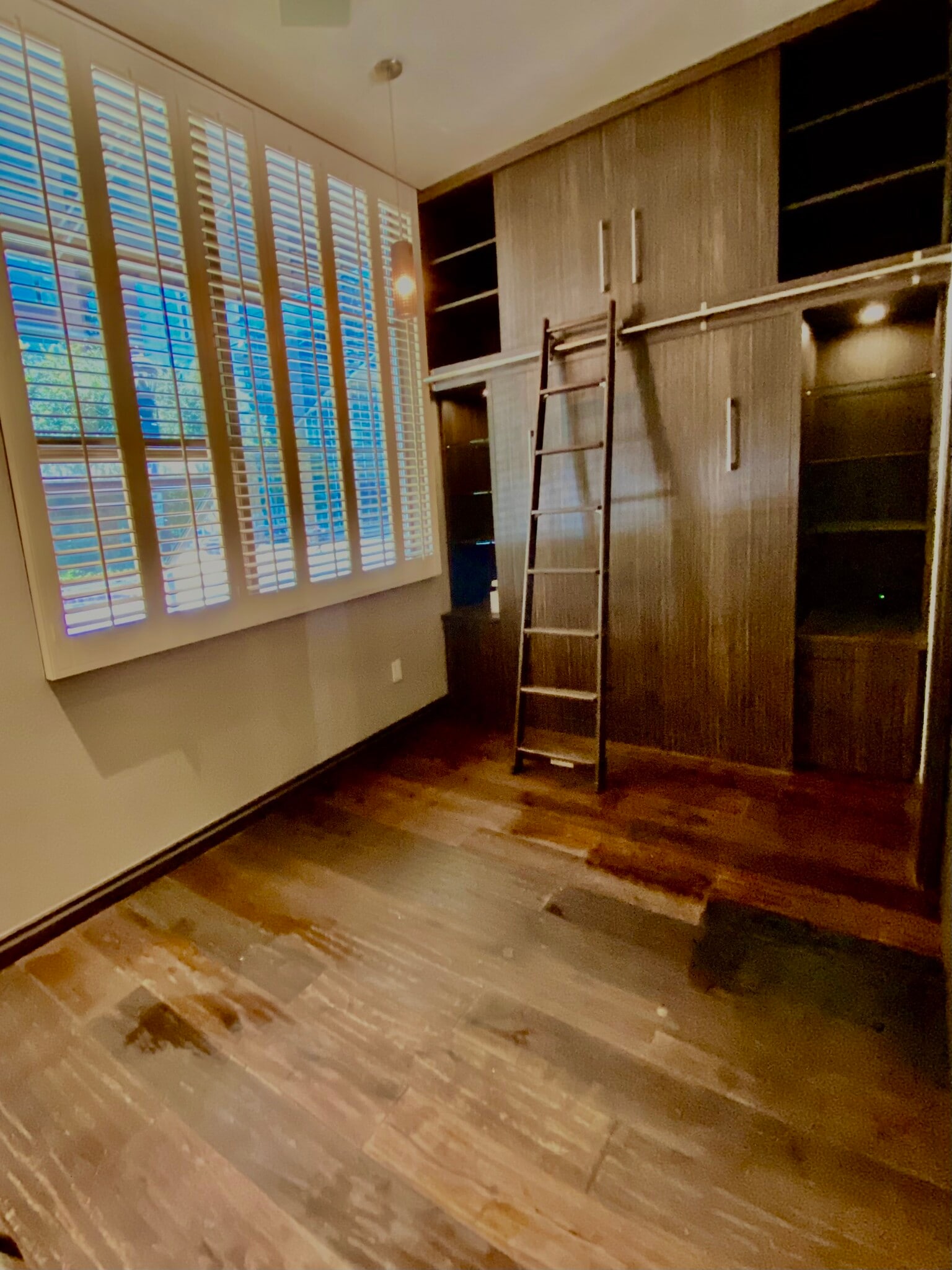 Room 1 - 820 Island Ave