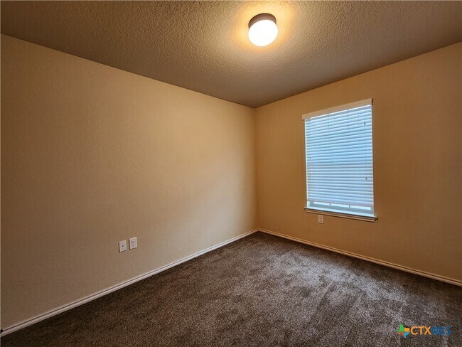 Building Photo - 622 Creekside Cir