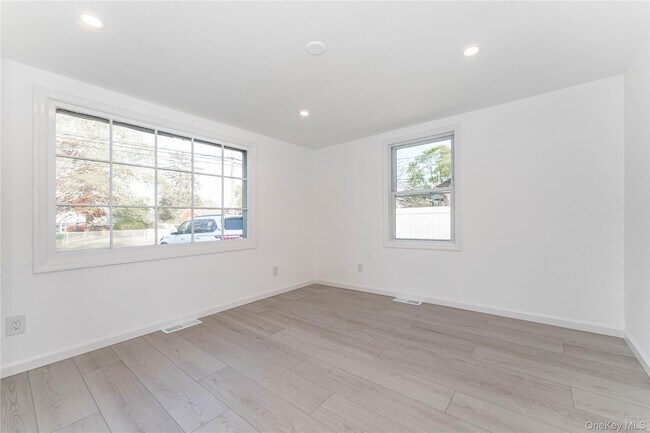 Building Photo - 1398 Pine Acres Blvd