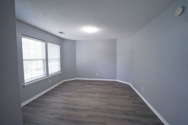 Building Photo - 8 Willow Lakes Dr