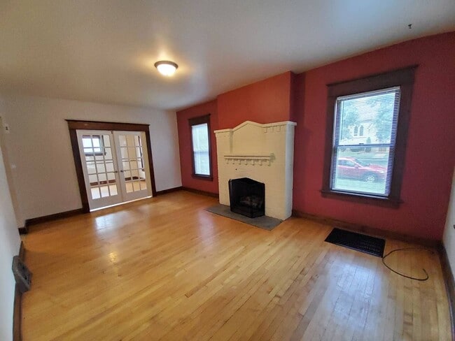 Building Photo - 1102 Chicago St