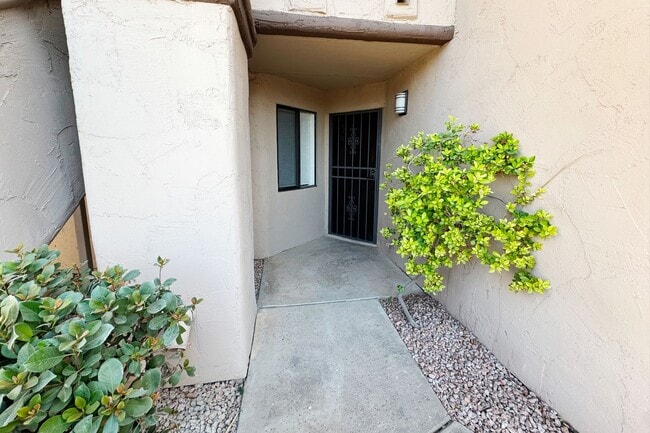 Building Photo - Luxury Scottsdale Condo: Modern Comfort in...