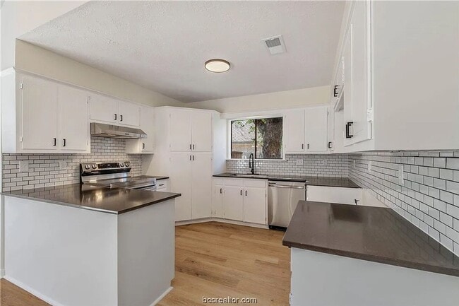 Building Photo - Take a look at this 3 bedroom 2 bath home