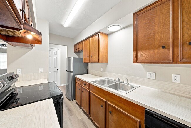 Building Photo - 5806 Clarewood Dr