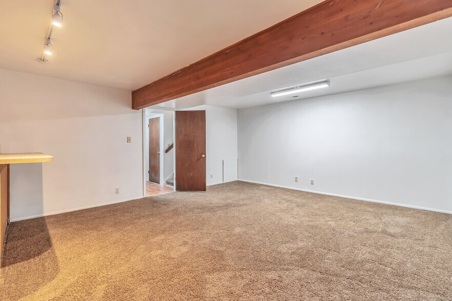Building Photo - 1586 E Ventnor Ave