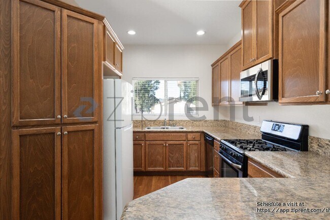 Building Photo - 490 Graves Ave