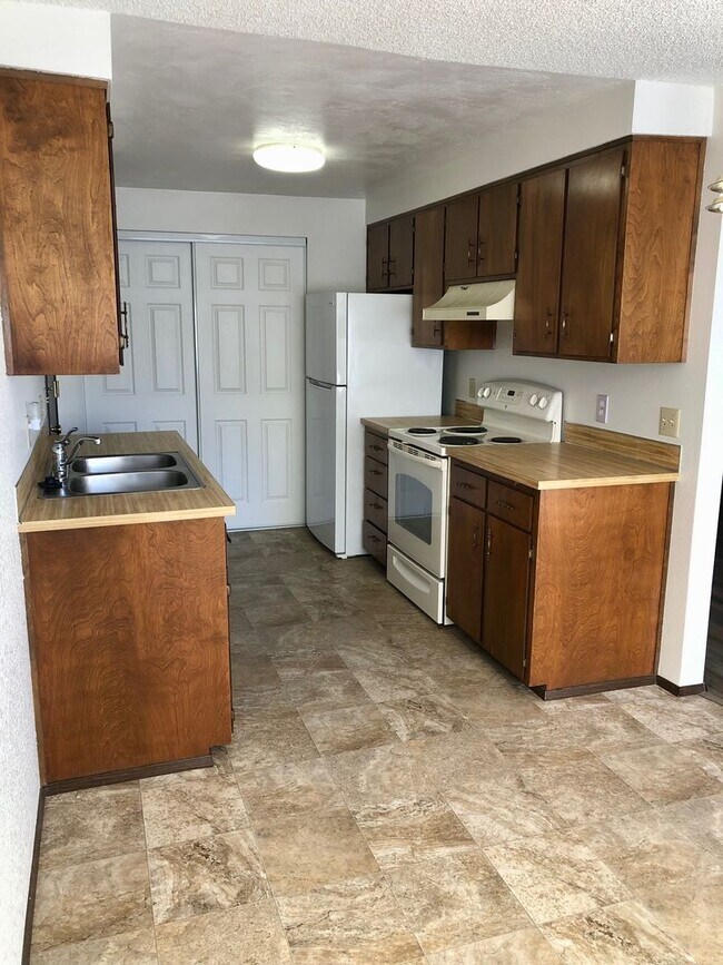 Building Photo - 2-bedroom 1-bathroom duplex in Thurston