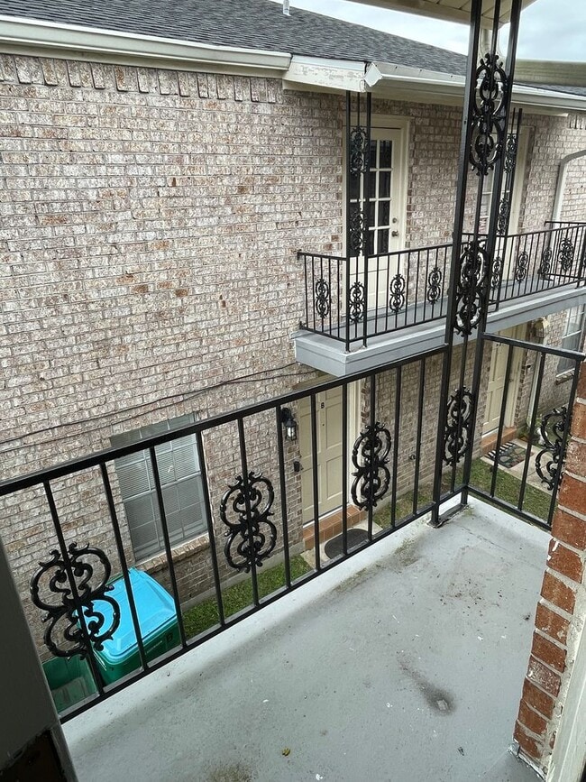 Building Photo - Great Complex in Kenner, 2BD/1.5BA with Off Street Parking