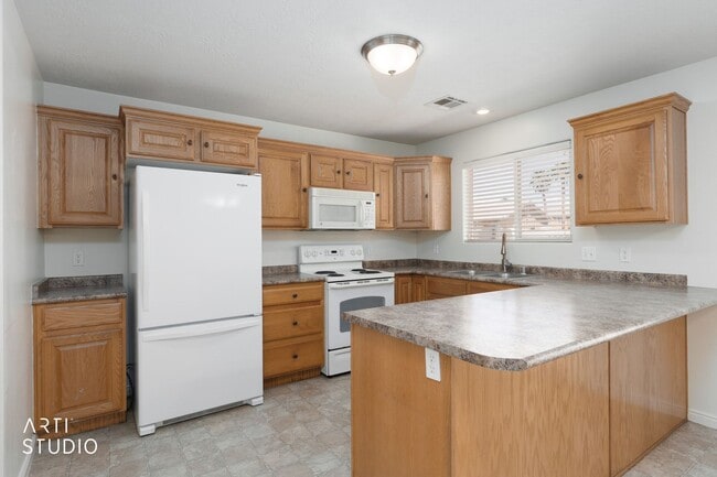 Building Photo - Sky Hawk Townhome