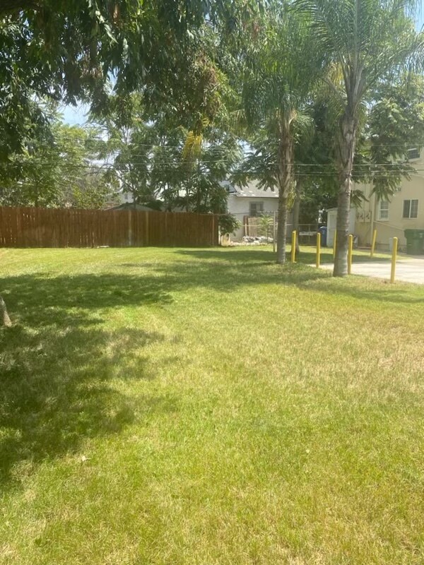 Large grassy lawn area - 2403 N Inyo St