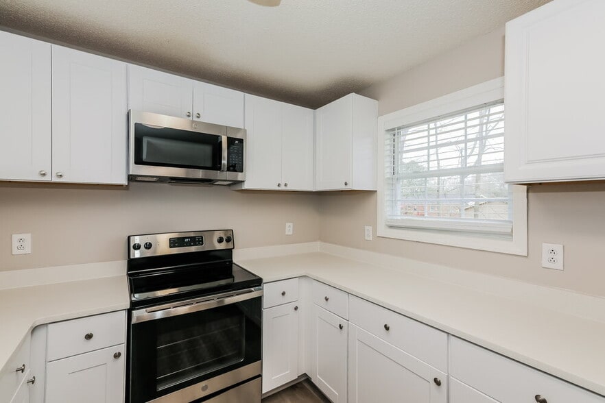 Building Photo - 109 Colonial Cir