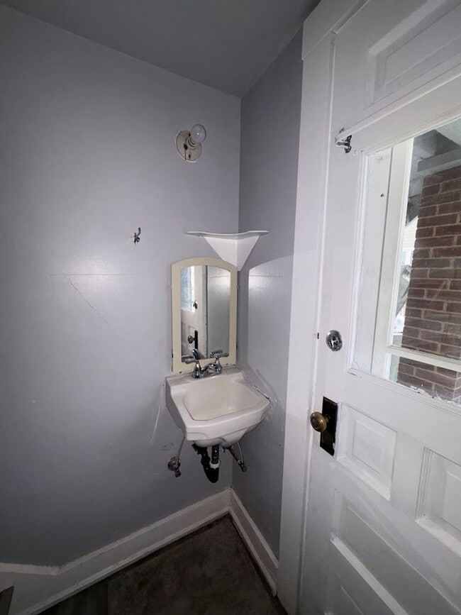 Building Photo - 1103 19th St NW