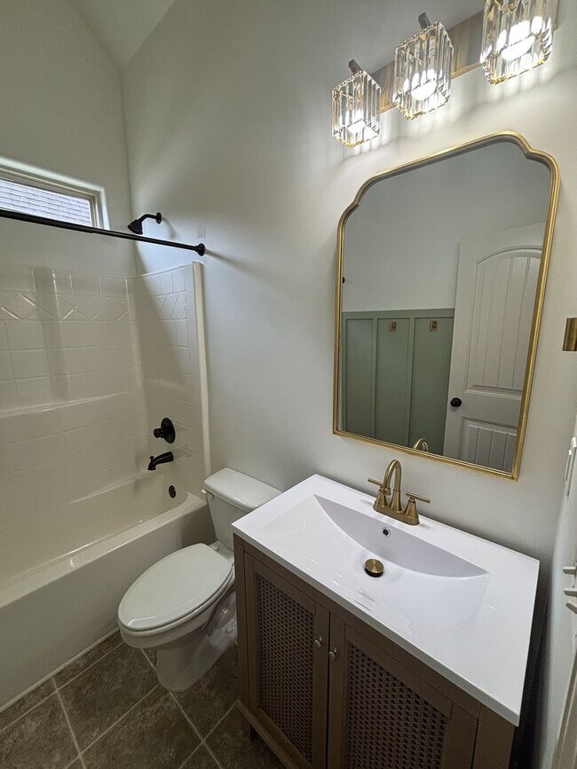 Building Photo - 3 Bed 2 Bath Home In Westover With A 2 Car Garage