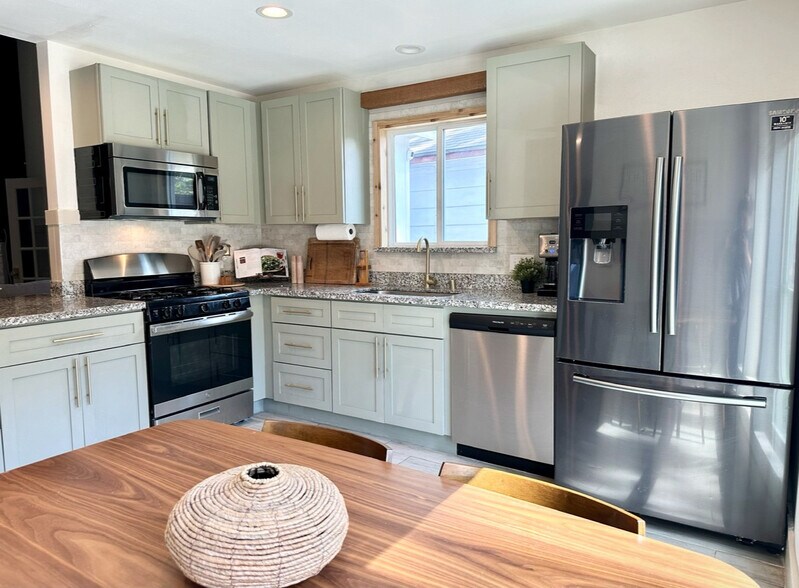 Building Photo - 5006 Deer Point Dr