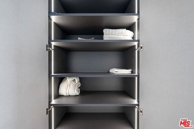 Building Photo - 505 S Barrington Ave