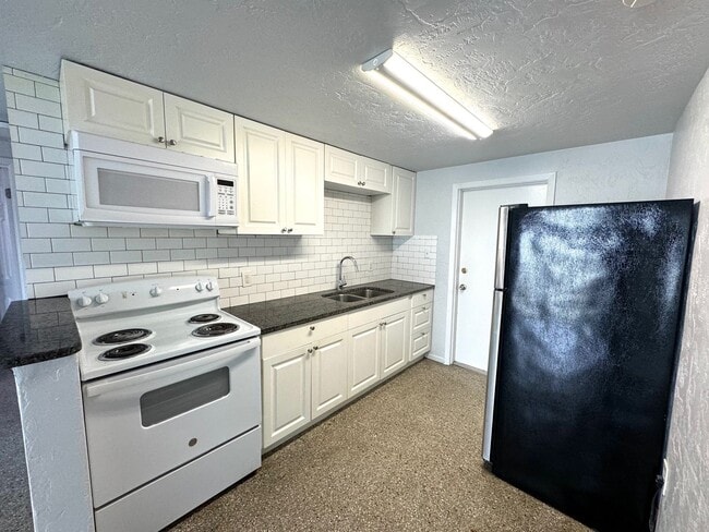 Building Photo - 321 9th St Dr W