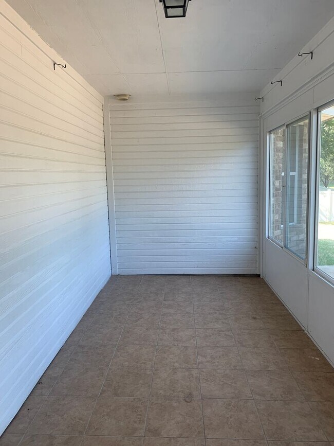 Building Photo - Fantastic Four Bedroom