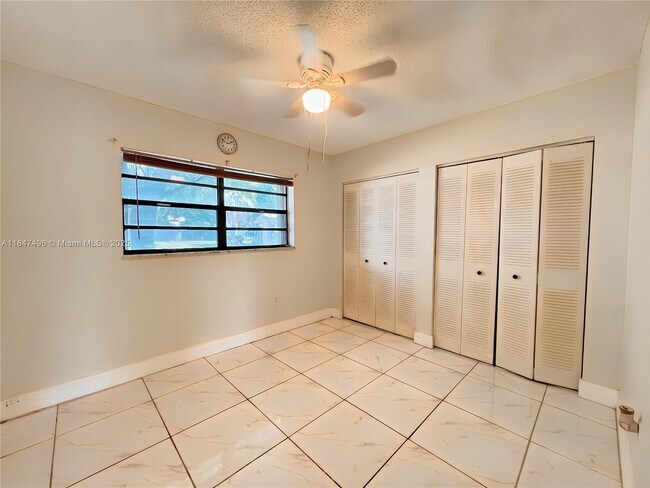 Building Photo - 6032 SW 27th St