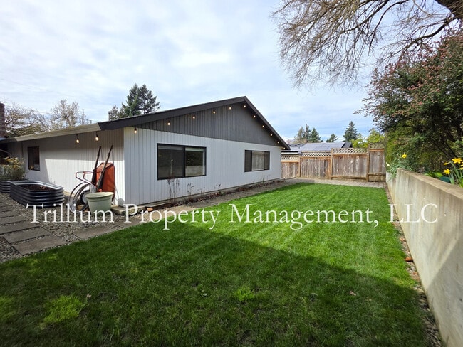 Building Photo - 110 SE 65th Ave