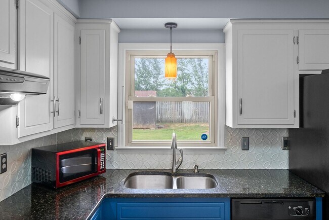 Building Photo - Nice Home on Cul-Du-Sac Large Backyard clo...