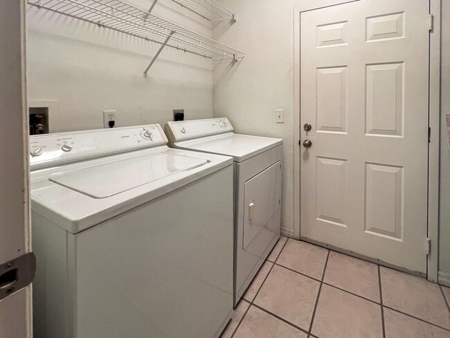 Building Photo - 1/1 Condo in the Greens at West End - Available mid-June!