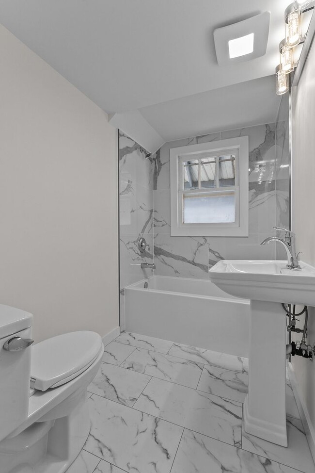 Building Photo - 4bd/2.75ba Seattle Home