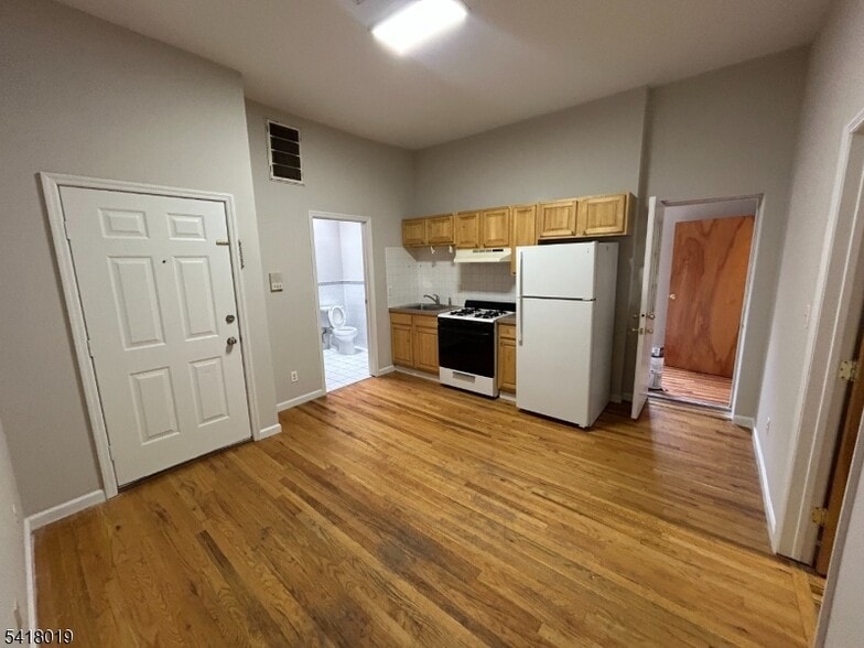 Building Photo - 26-28 Ferry St