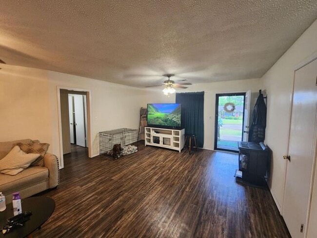 Building Photo - Darling Home in East Shawnee
