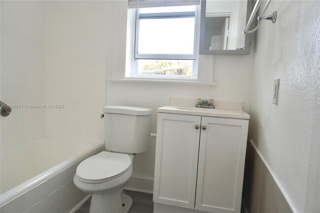 Building Photo - 501 SW 6th Ct