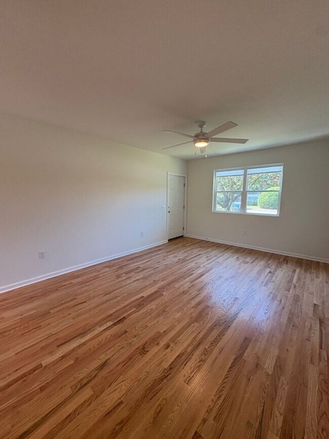 Building Photo - Newly Renovated Three Bedrooms Condo in South Windermere