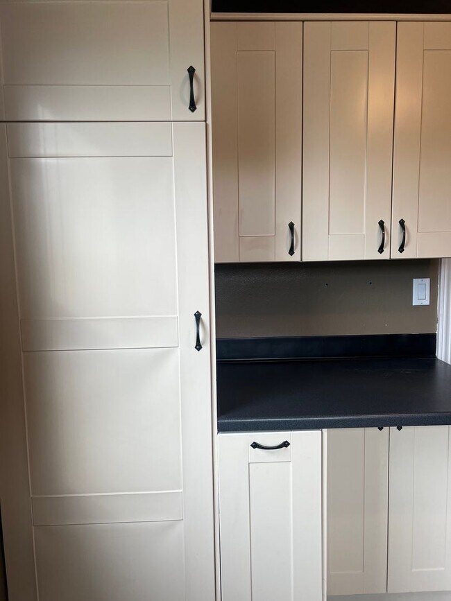 Building Photo - Renton 2 bedroom 1 bath home available now!