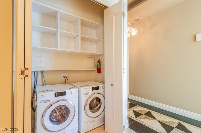 Building Photo - 2857 Paradise Rd