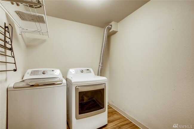 Building Photo - 1000.00 RENT CREDIT!! 2 Bedroom Corner Unit, excellent location!!
