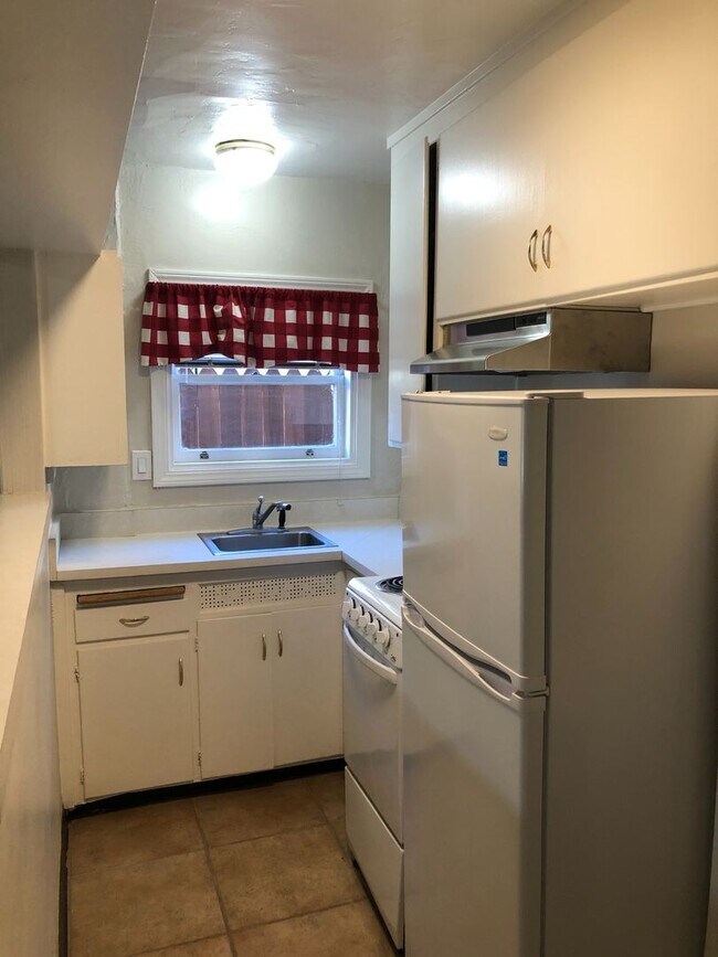 Building Photo - North side, quiet and spacious one bedroom is walking distance to the north side of the UC Berkel...