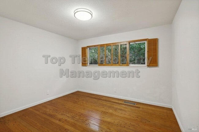 Building Photo - Beautiful 3 bedroom, 2 bath, 2,039 sqft hi...